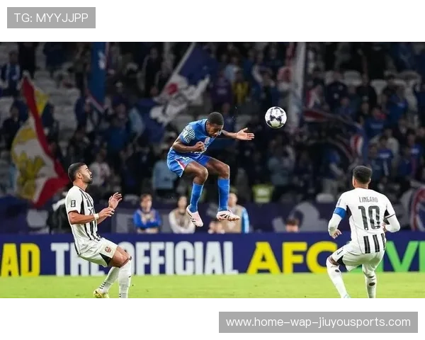 布雷默角球进攻中高高跃起，头球砸向地面反弹入网