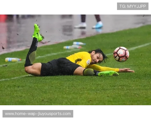 河南队古斯塔沃禁区前沿拉弓，远射直挂上角